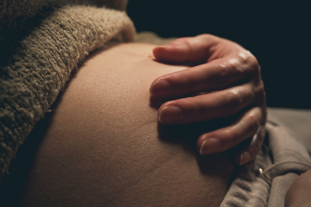 18989424_MotionElements_pregnant-woman-touching.jpg