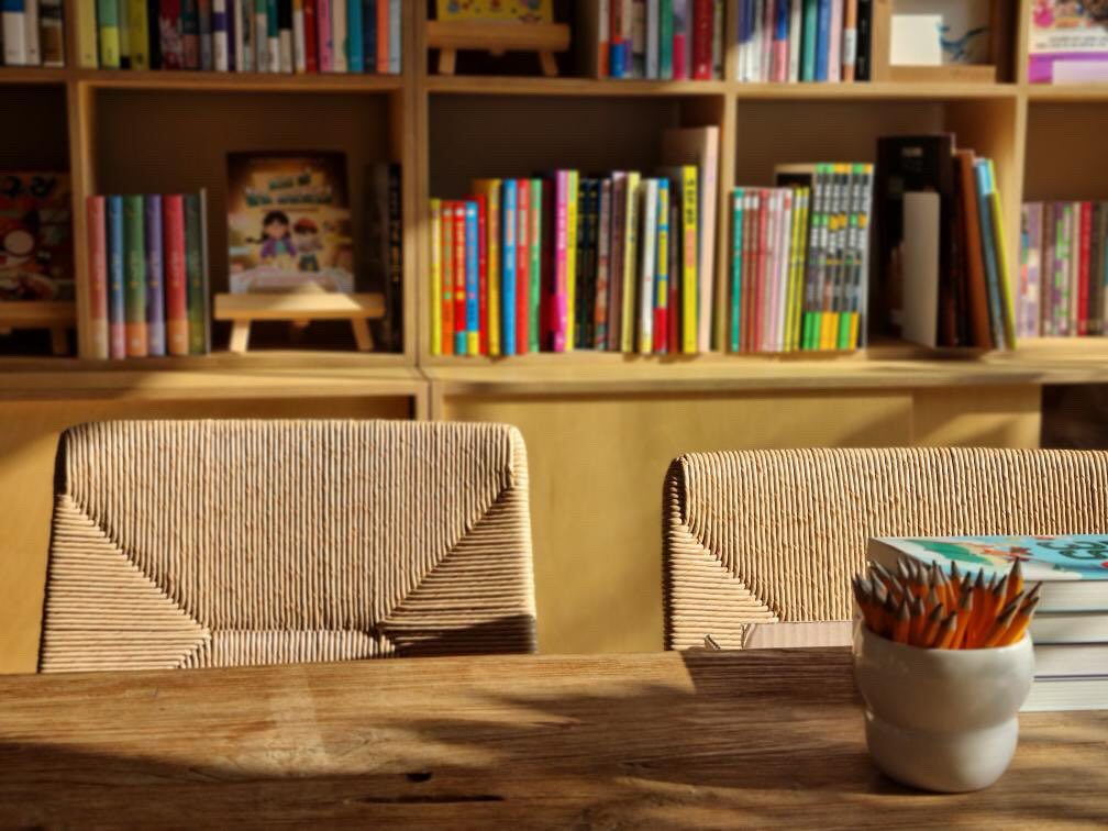 동네 책방의 역할은 책이 우리 곁에 숨 쉬고 있구나 하고 알려주는 것..jpg