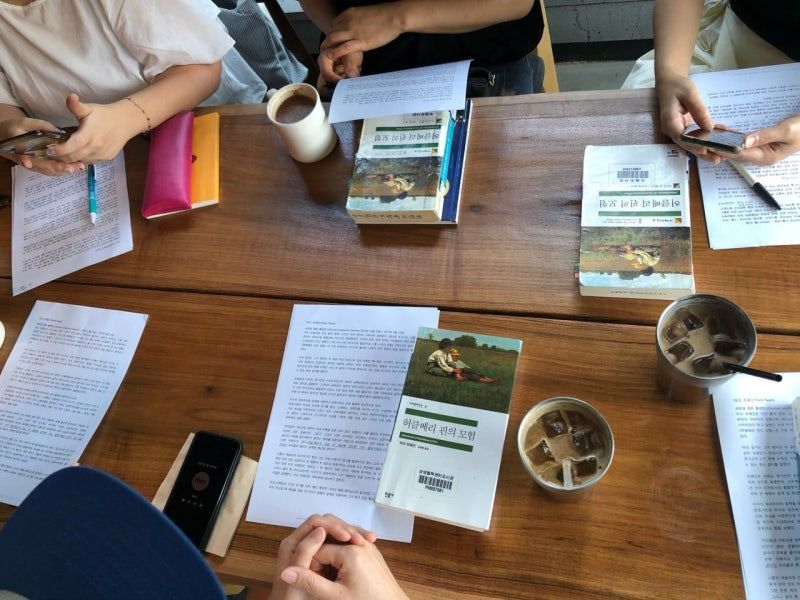 1_독서동아리가_허클베리핀의_모험을_읽고_독서토론_중인_모습(사진=우연주_시민리포터).jpg