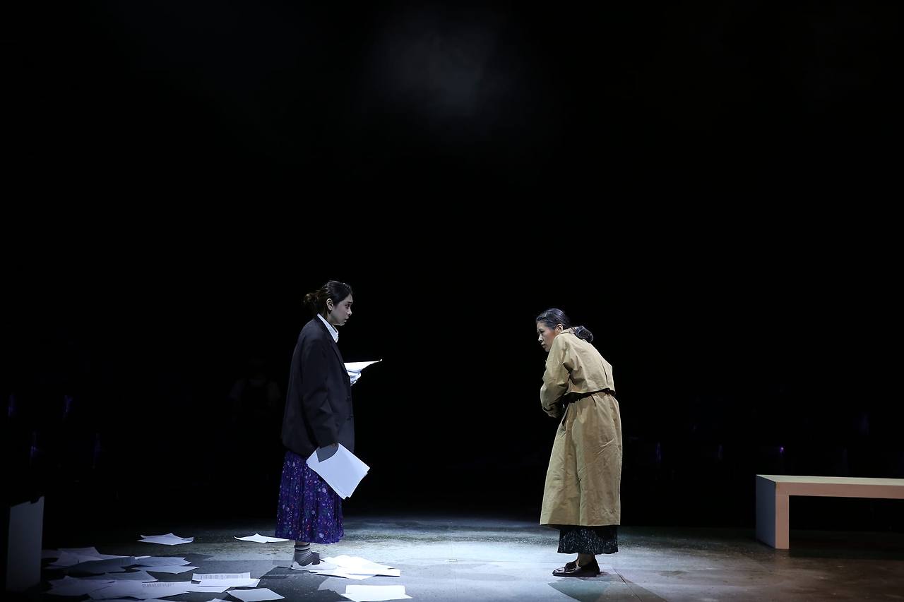 데칼코마니처럼 서로를 바라보기도 밀어내는 기법.jpg