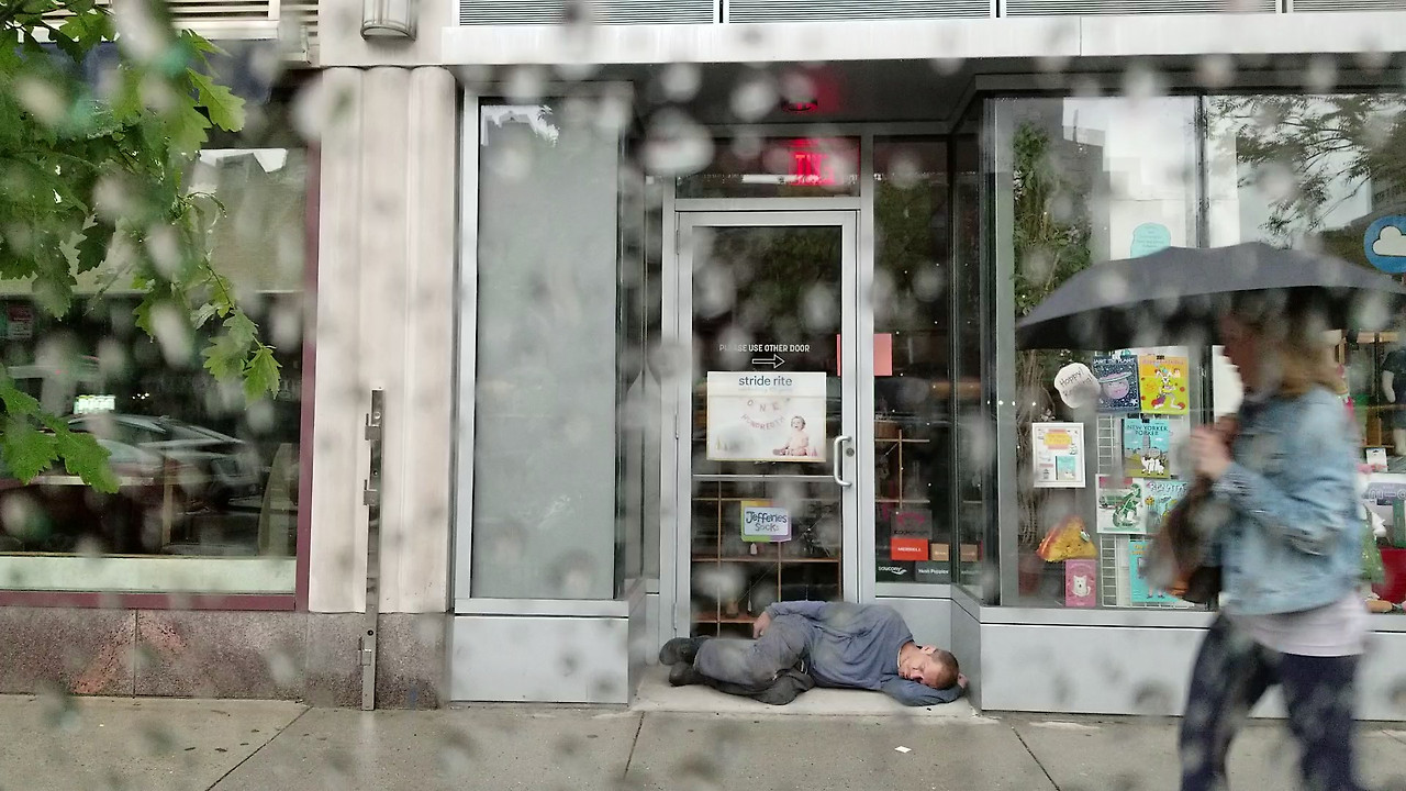 20190523_062933_Moment-4 비오는 날 홈레스.jpg