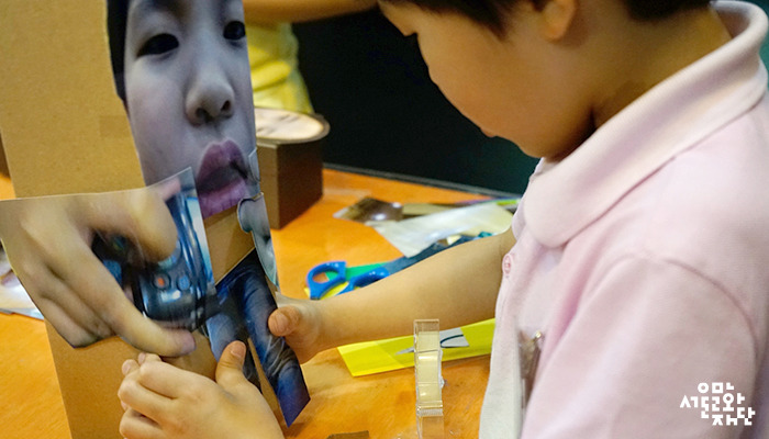 IMG_01_관악어린이-창작놀이터에서-사진으로-몸-인형-‘미니미’를-만드는-어린이-.jpg