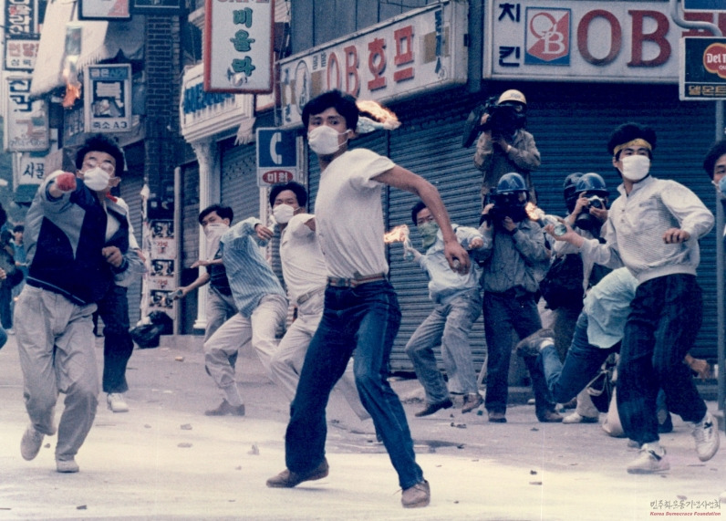 정태원 화염병 02.jpg