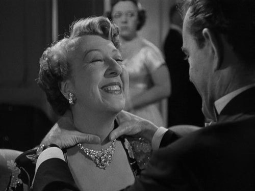 열차 안의 낯선자들 02.jpg