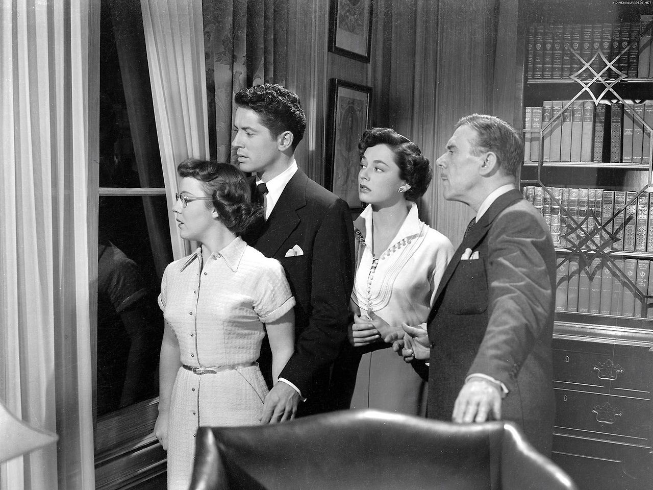 열차 안의 낯선자들 01.jpg