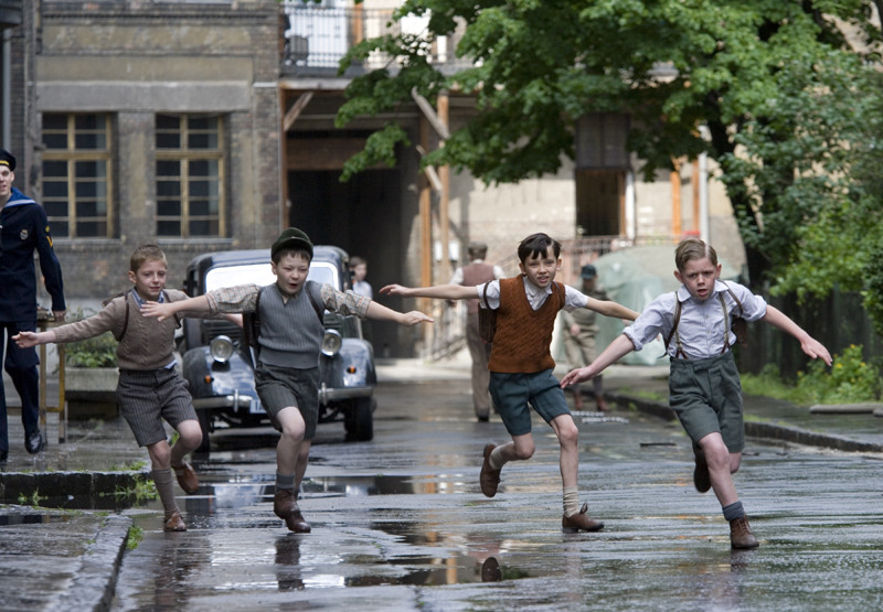 줄무늬 파자마를 입은 소년 06.jpg