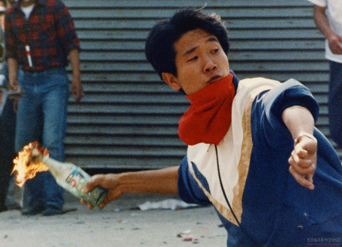 정태원 화염병 03.jpg