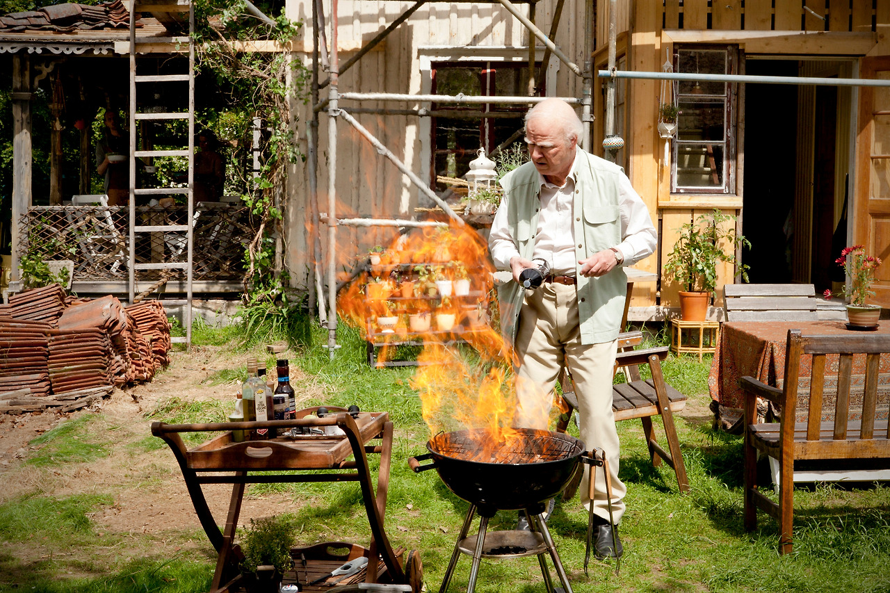 창문넘어 도망친 100세 노인 06.jpg