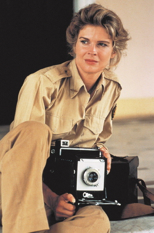 영화속 마가렛 버크 화이트역의 캔디스 버겐.jpg