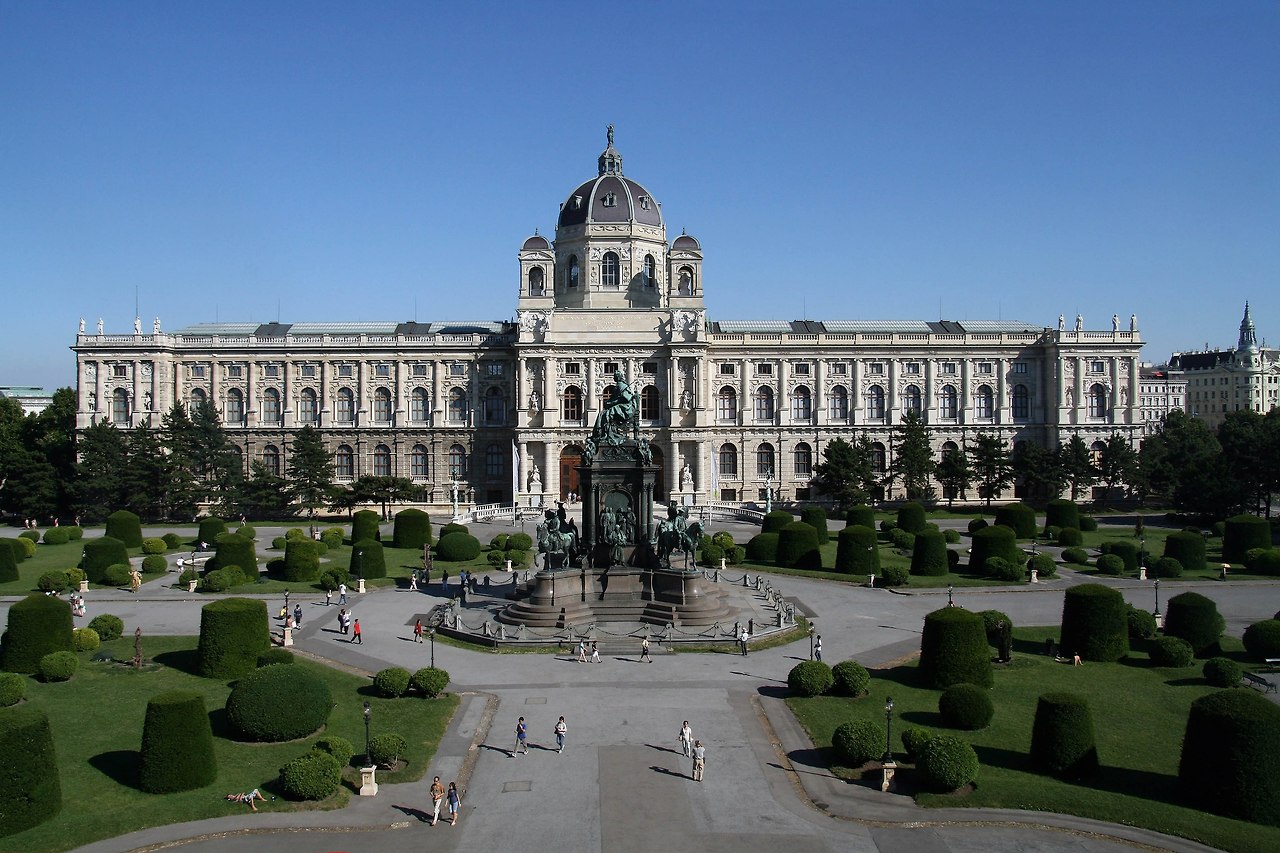 3240px-Maria-Theresien-Platz_Kunsthistorisches_Museum_Wien_2010.jpg