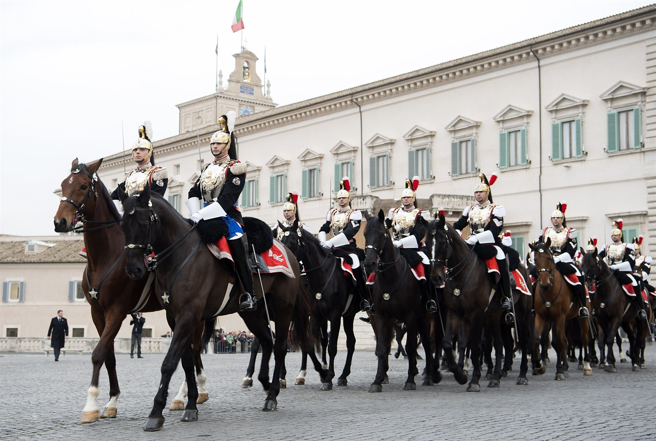 Cambio_della_guardia_al_Palazzo_del_Quirinale_-_Festa_del_tricolore_del_7_gennaio_2016.jpg