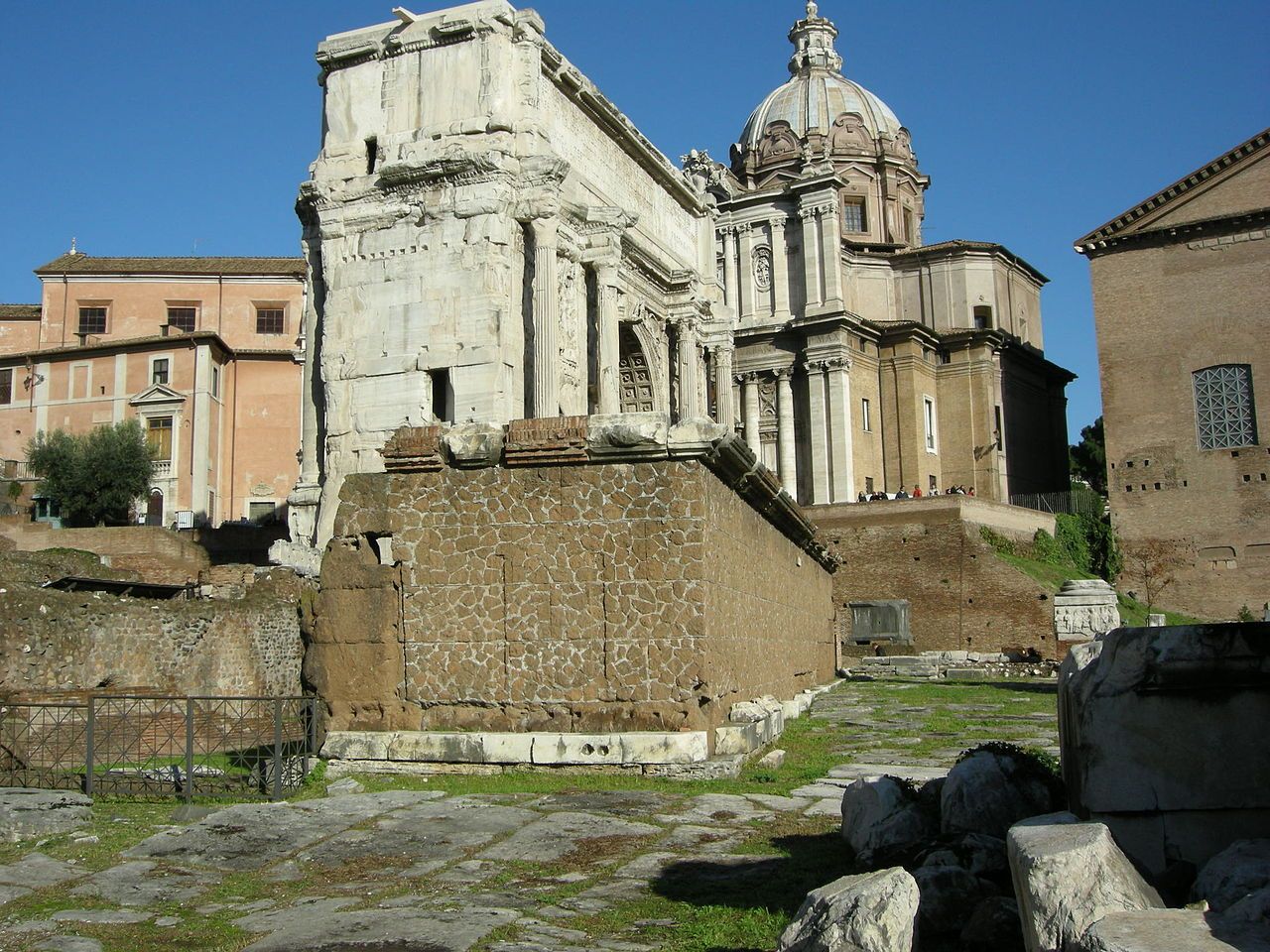 1280px-Rostra_foro_romano.jpg