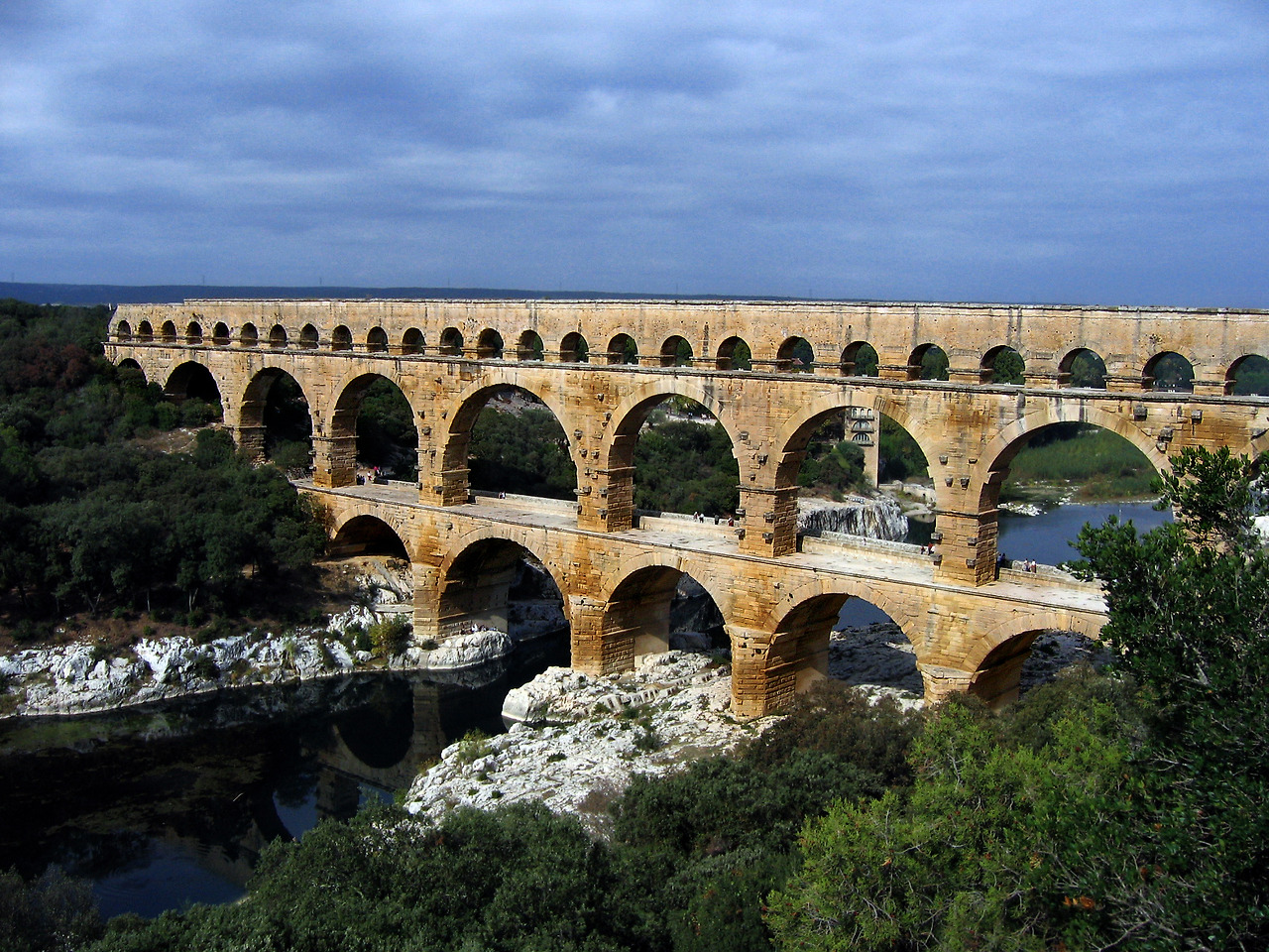 Pont_du_Gard_Oct_2007_위키피디아.jpg