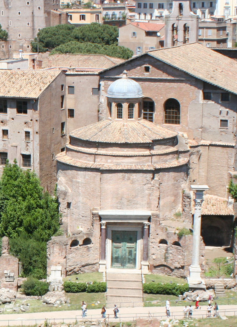 Templo_de_Romulo_Foro_Romano.jpg