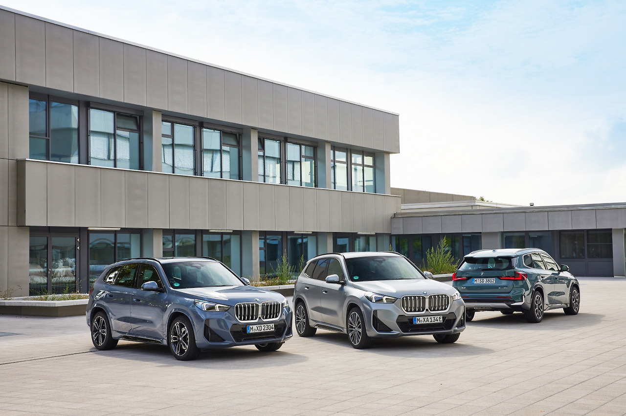 P90479763_highRes_bmw-ix1-and-bmw-x1-0.jpg