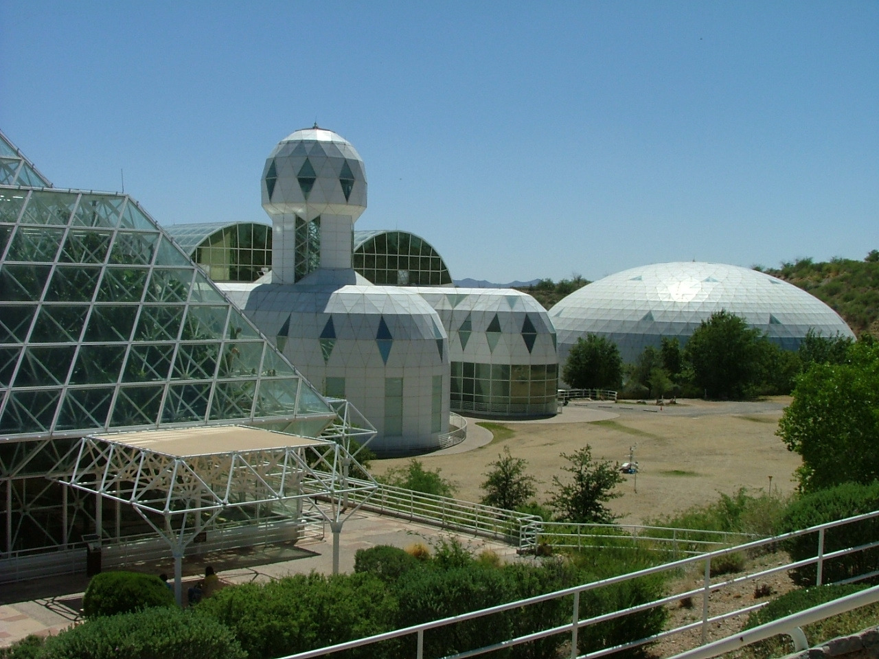 Biosphere_2_Habitat_%26_Lung_2009-05-10.jpg