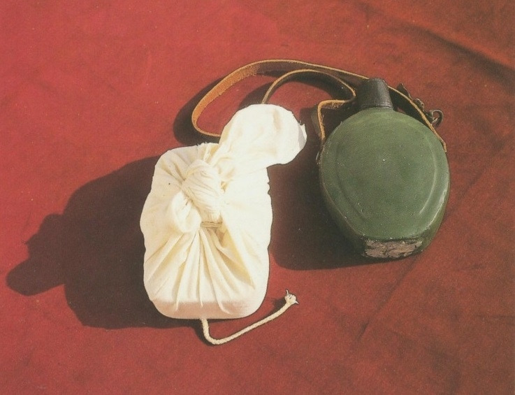 윤봉길 의사가 상하이 의거에 사용한 도시락 폭탄과 수통 폭탄의 모형, 이미지 출처 매헌윤봉길의사기념관.jpg