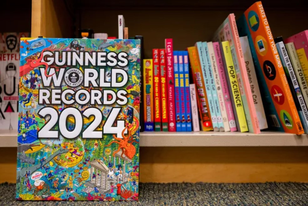 오늘날에도 발간되고 있는 기네스북, 이미지 출처 USA TODAY.jpg