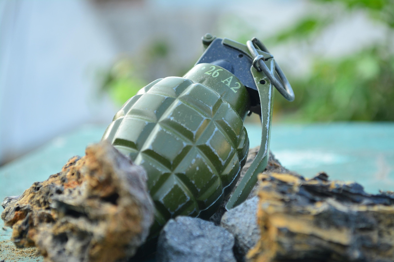 grenade-2380418_1920.jpg