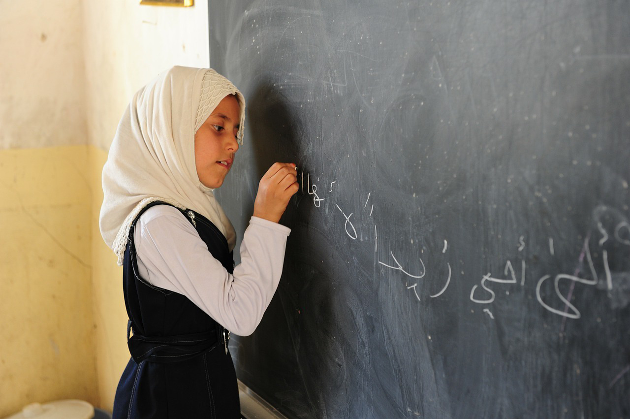 Iran_girls_writing_in_blackboard.jpg