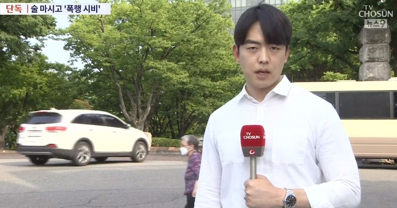 바이든 스탠드업.jpg