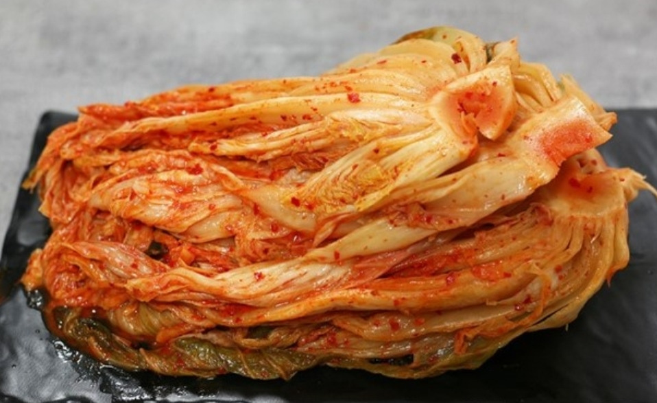 신 김치와 생 밀가루 반죽
