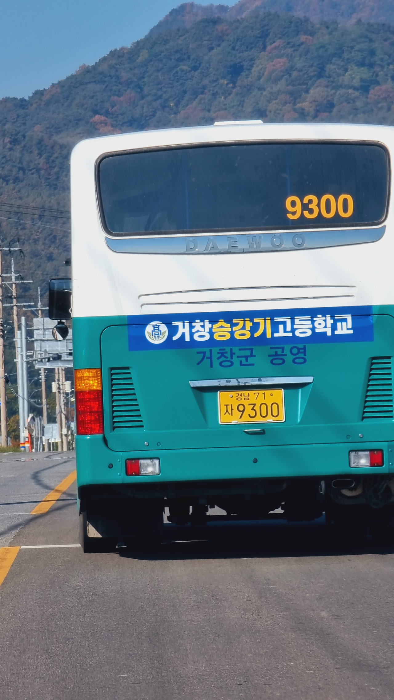 1 거창군 내의 버스들에 승강기고등학교라는 이색적인 이름이 붙어 있는 모습..jpg