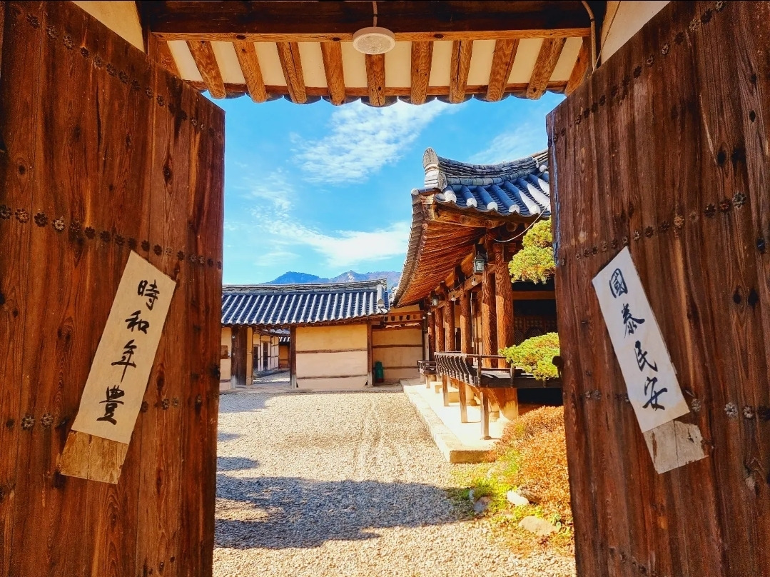 14 한옥마을 내에 있는 고택들 중 실제  주민들이 거주중인 곳이 대부분이다. 따라서 소음을 내서는 안 된다..jpg