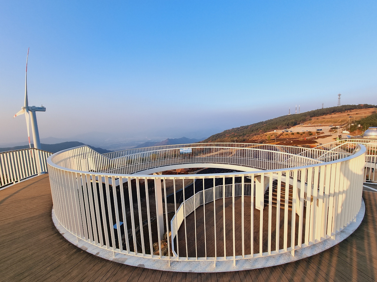 7 언덕 전망대에서는 주변 경관을 360도 파노라마로 감상이 가능하다..jpg