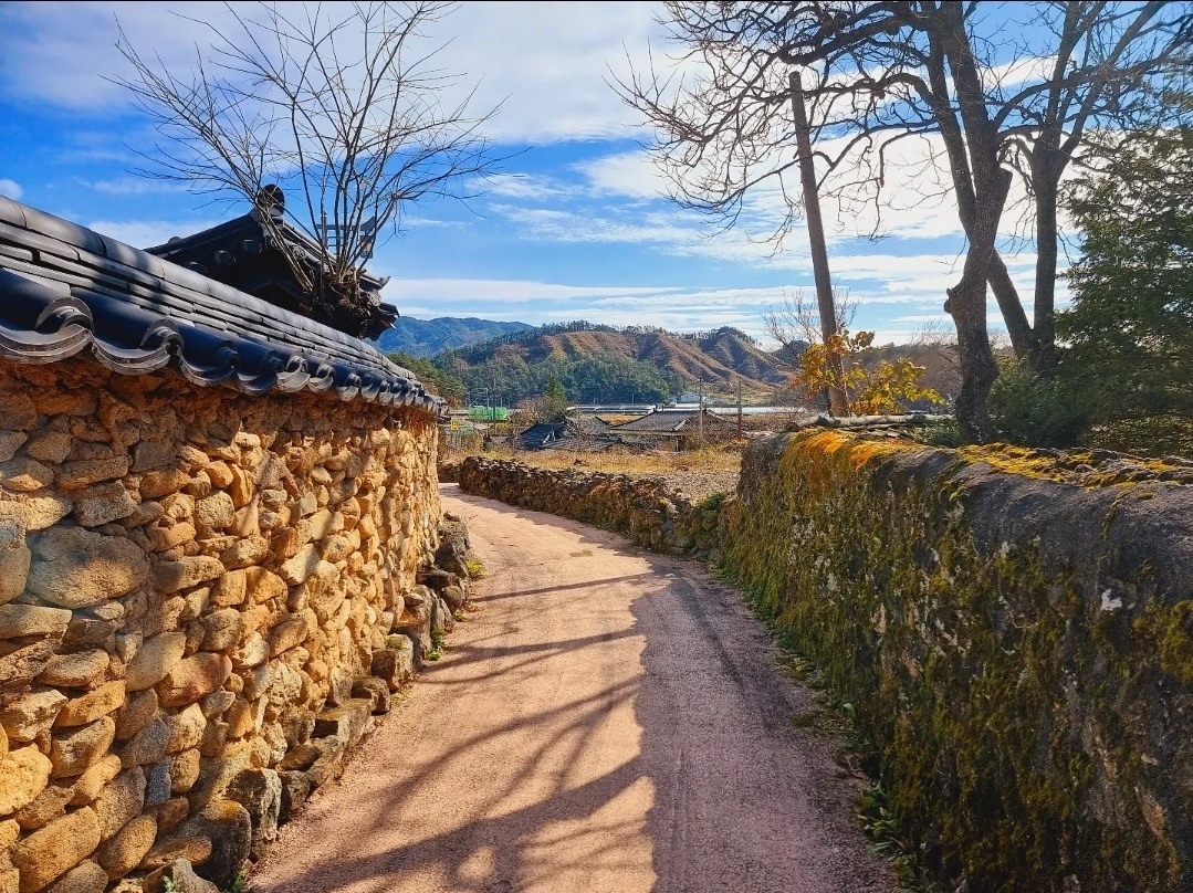 16 환산전통한옥마을의 돌담길을 따라 천천히 걷다보면 그 시간 자체가 힐링이 된다..jpg
