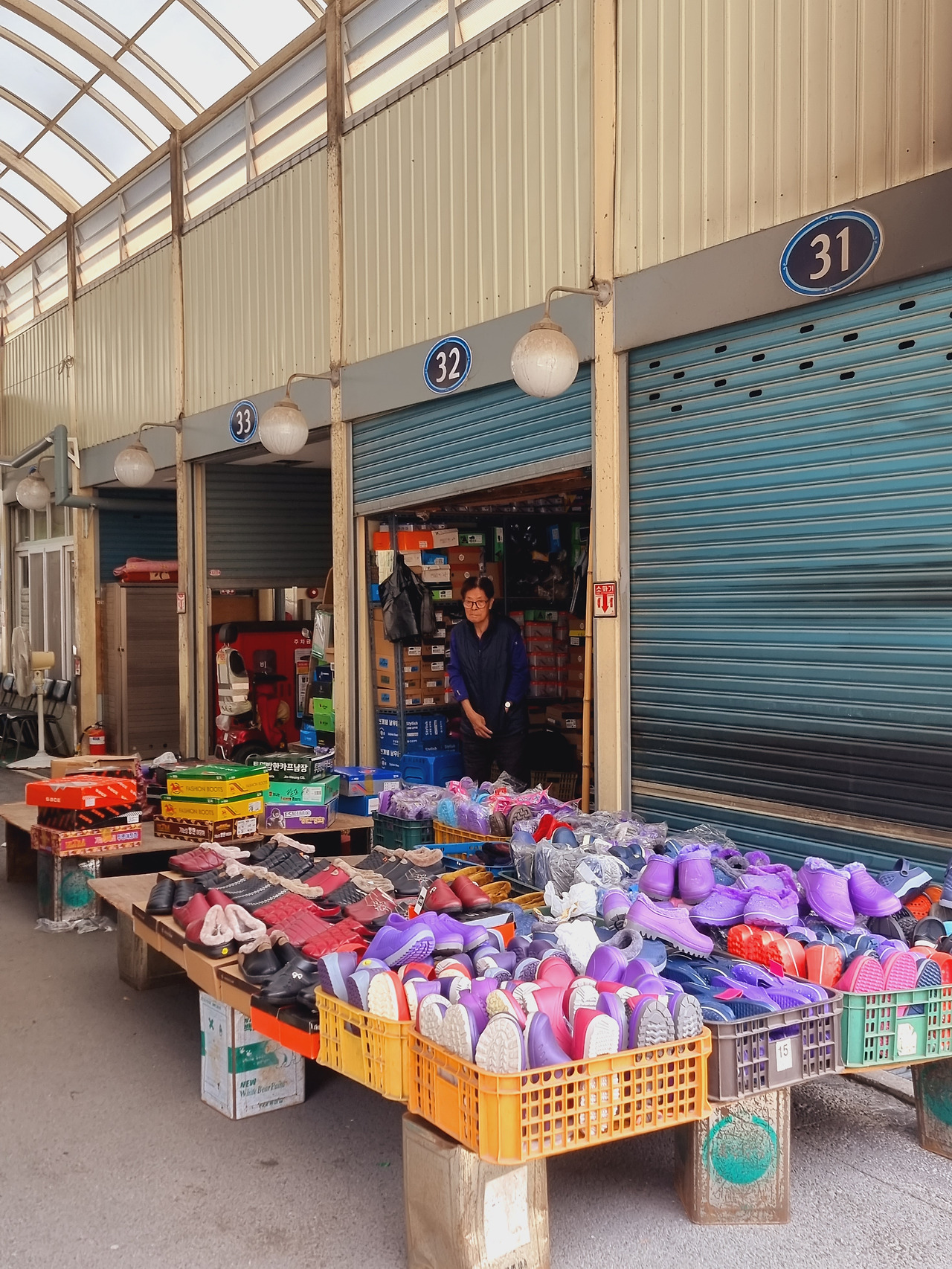누군가에게는 아무 쓸모없어 보이는 제품들이지만 누군가에게는 반드시 필요한 제품들일 수 있는 것들로 가득한 가야시장..jpg