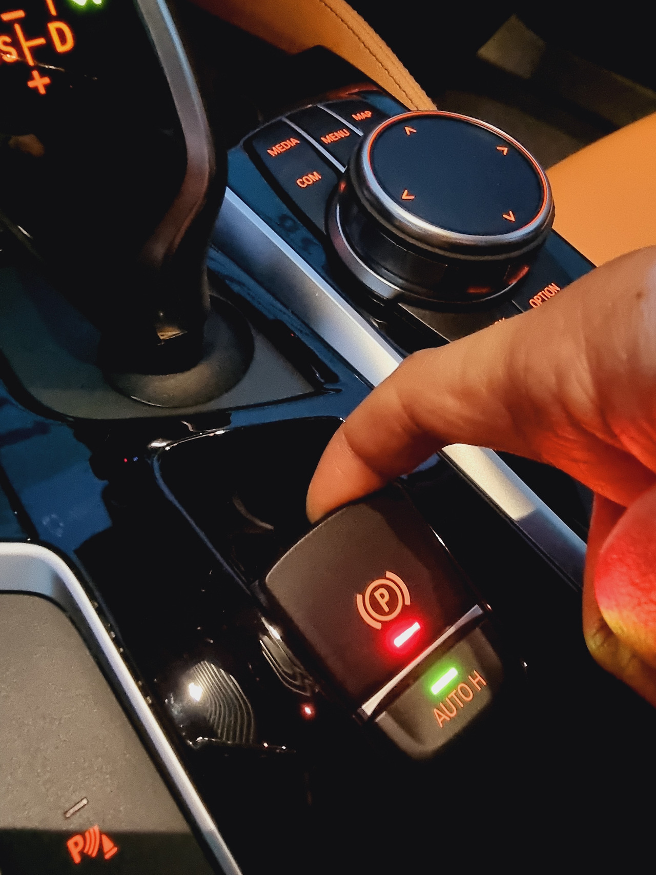 급박한 상황 속에서 기어를 P에 놓게 되면 급가속 상황에서 핸들마저 잠겨버리는 최악의 상황이 발생하기 때문에 더욱 위험하다.jpg