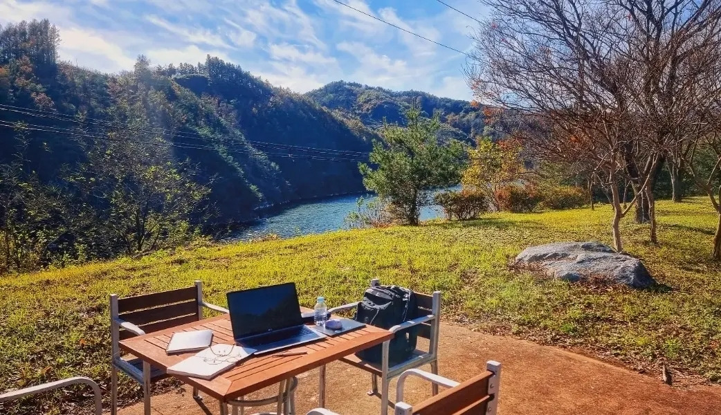 16 거창 가조온천에서 가까운 혼수 앞 잔디밭에 앉아 한가로이 글을 썼던 기억은 아마 필자의 기억에 오래도록 남을 것 같다..jpg