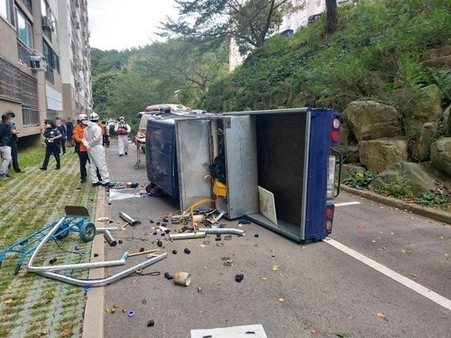 아파트 주차장에서 1t트럭 전복 급발진 주장.jpg