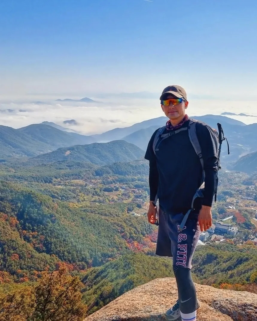 8 정상까지는 아직 한참 멀었지만 조망이 일찍부터 터지면서 주변 경치를 구경하며 오르다보면 그나마 덜 힘들다..jpg