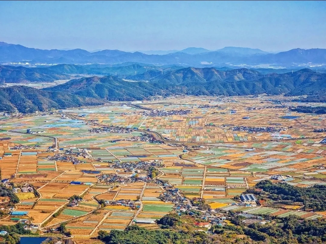 6. 전망대에서 내려다 본 운석충돌구의 웅장한 모습.jpg