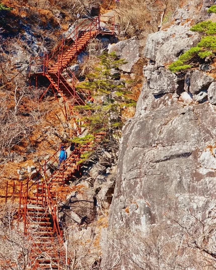 10 고난의 만물상 코스를 넘어 다시 칠불봉을 향해 걷다보면 저 멀리 맞은편에 가파른 철계단이 보인다. 정상에 가까워졌다는 뜻이다..jpg