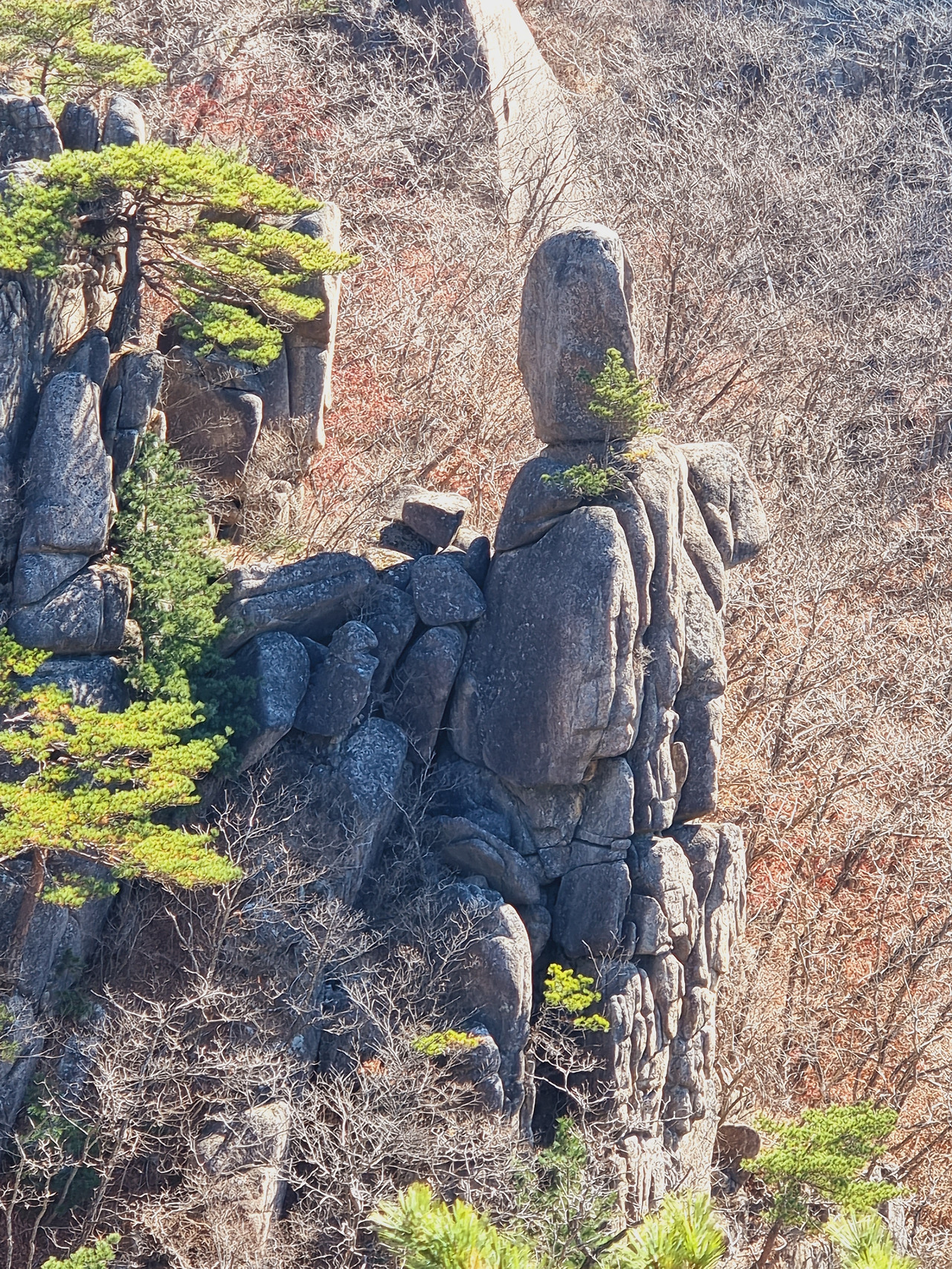 4 기암괴석의 전시장이라고 해도 좋을 정도로 수많은 암릉이 펼쳐진 만물상 코스. 사진은 마치 스님이 염불을 하고 있는 모습과 흡사해 보인다..jpg