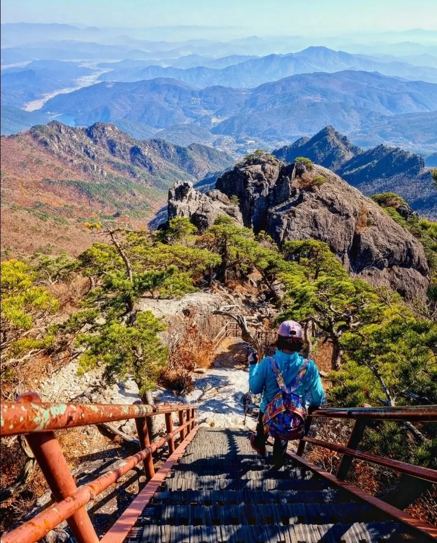 13 가파른 경사의 철계단은 오르던 내리던 항상 고난의 구간이다..jpg