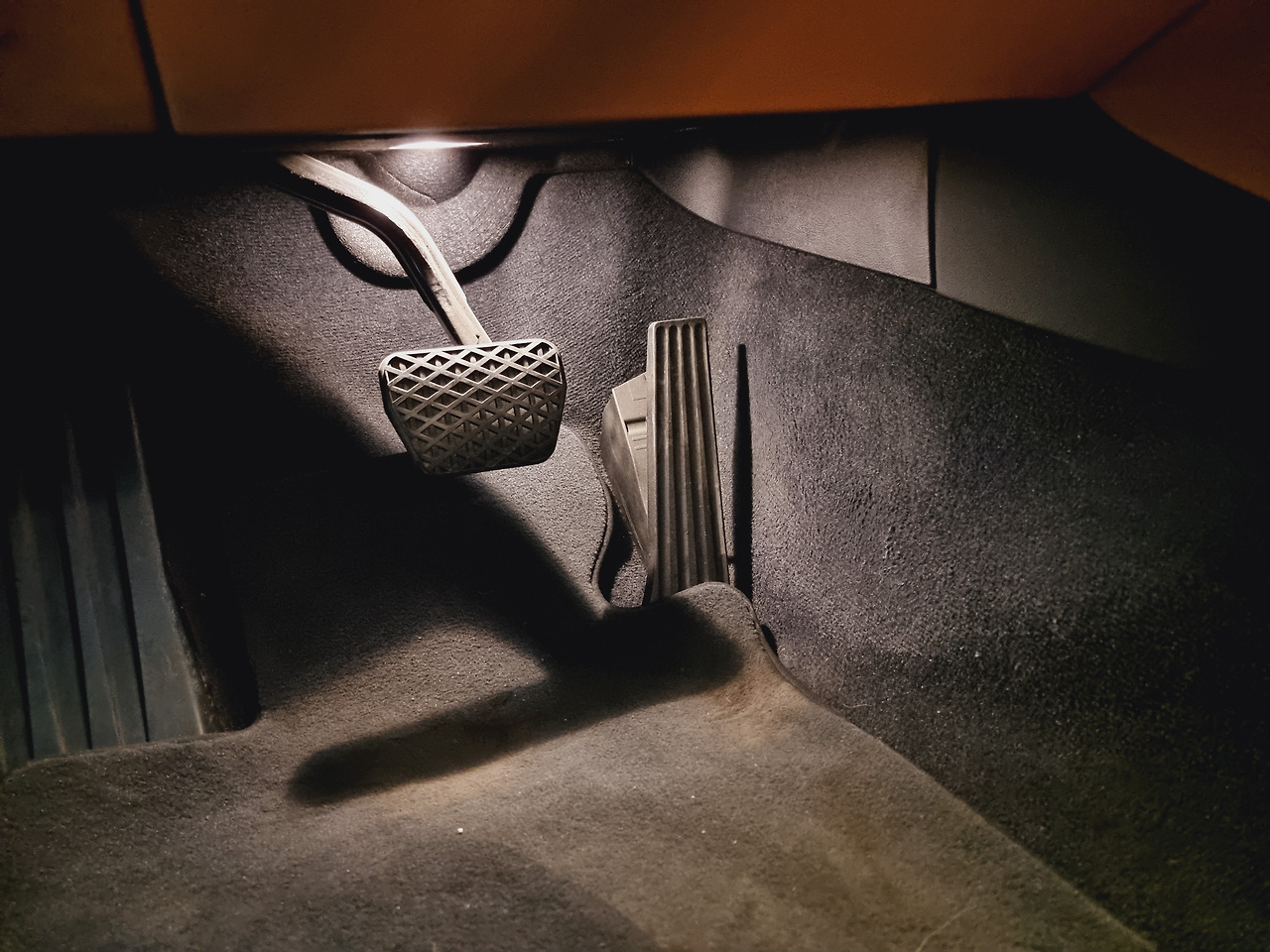 급발진 상태에서는 브레이크 페달이 평소의 10만 들어갈 정도로 딱딱해지니 브레이크는 매우 강하게 딱 한 번만 밟아야 한다.jpg