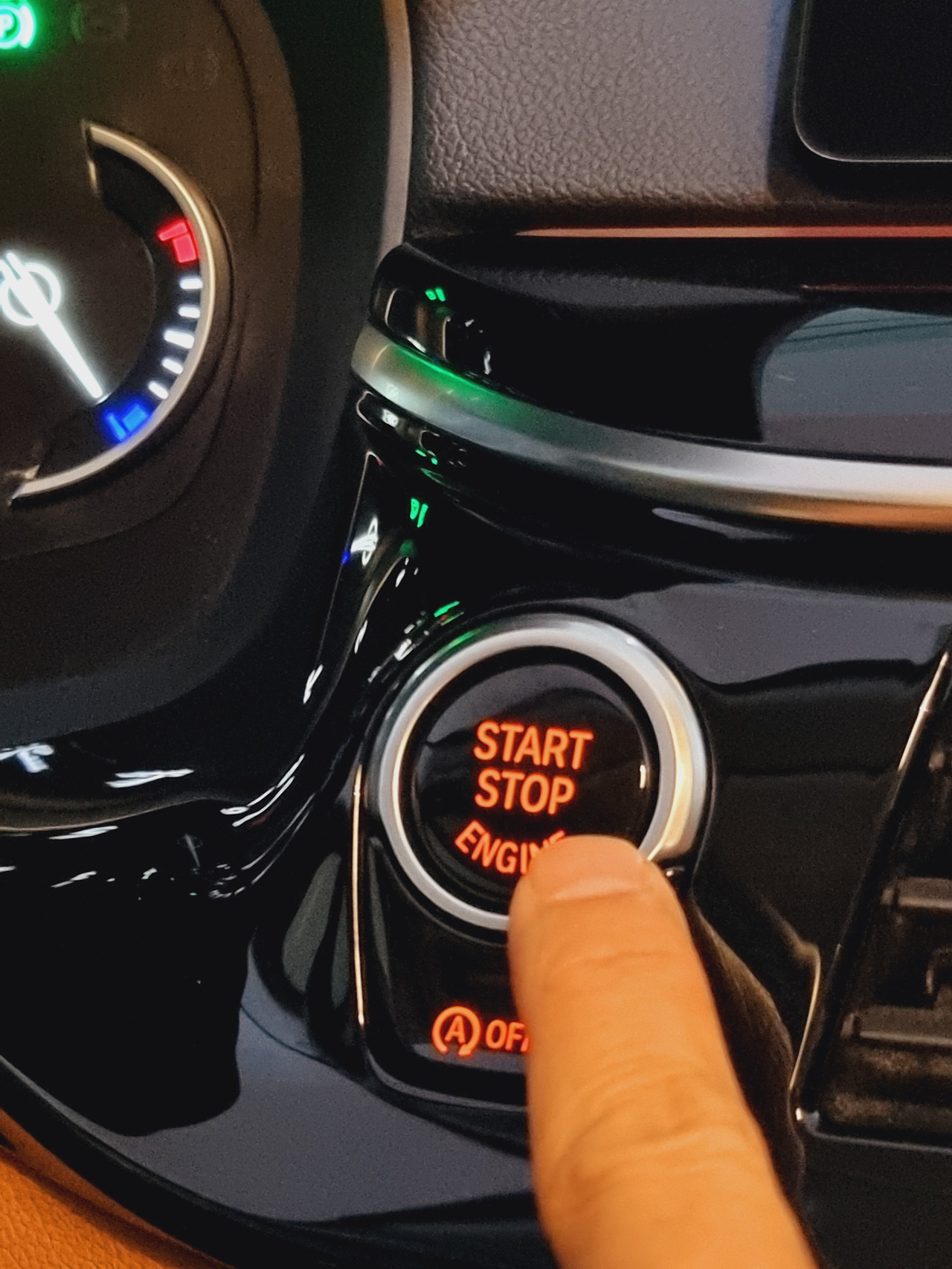 차량이 멈춘 상태에서 시동을 꺼야 하며 시동을 끄는 방법도 2초 이상 길게 눌러 끄거나 3회에 걸쳐 연속적으로 시동버튼을 눌러 끄는 게 좋다.jpg