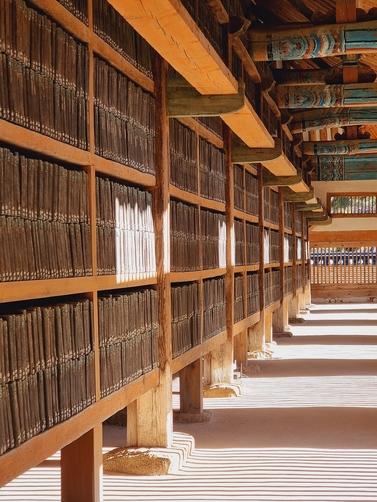 10 해인사 팔만대장경은 8만 1,258장의 목판으로, 한 장의 목판은 세로 26cm, 가로 72cm, 무게가 2.5kg이 넘는다..jpg