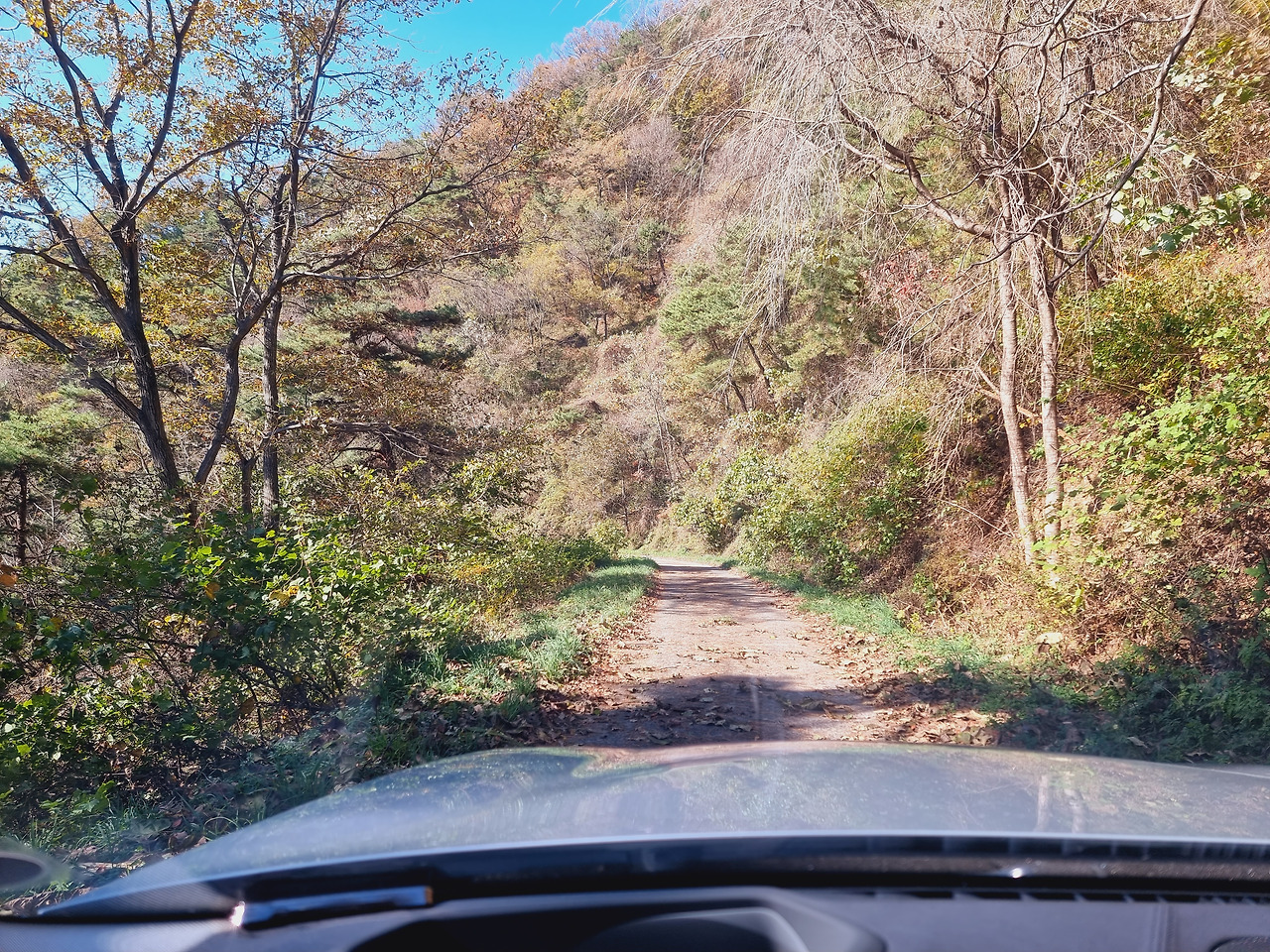 8 길의 폭이 매우 협소해 양바향에서 차라도 마주하게 되면 큰 낭패를 겪을 수 있음을 유의해야 한다..jpg