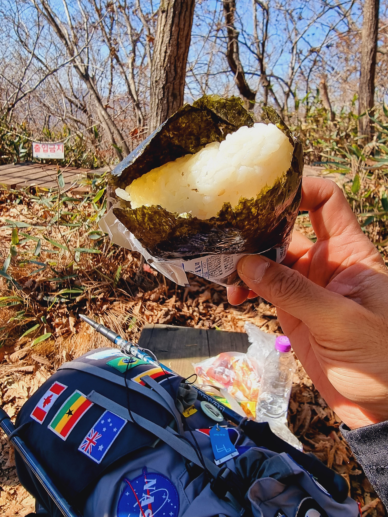 5 힘겹게 만물상 능선을 건넌 후 넓은 쉼터가 있는 서성재에서 간단하게 점심식사를 한 후 다시 정상까지 부지런히 올라야만 한다..jpg