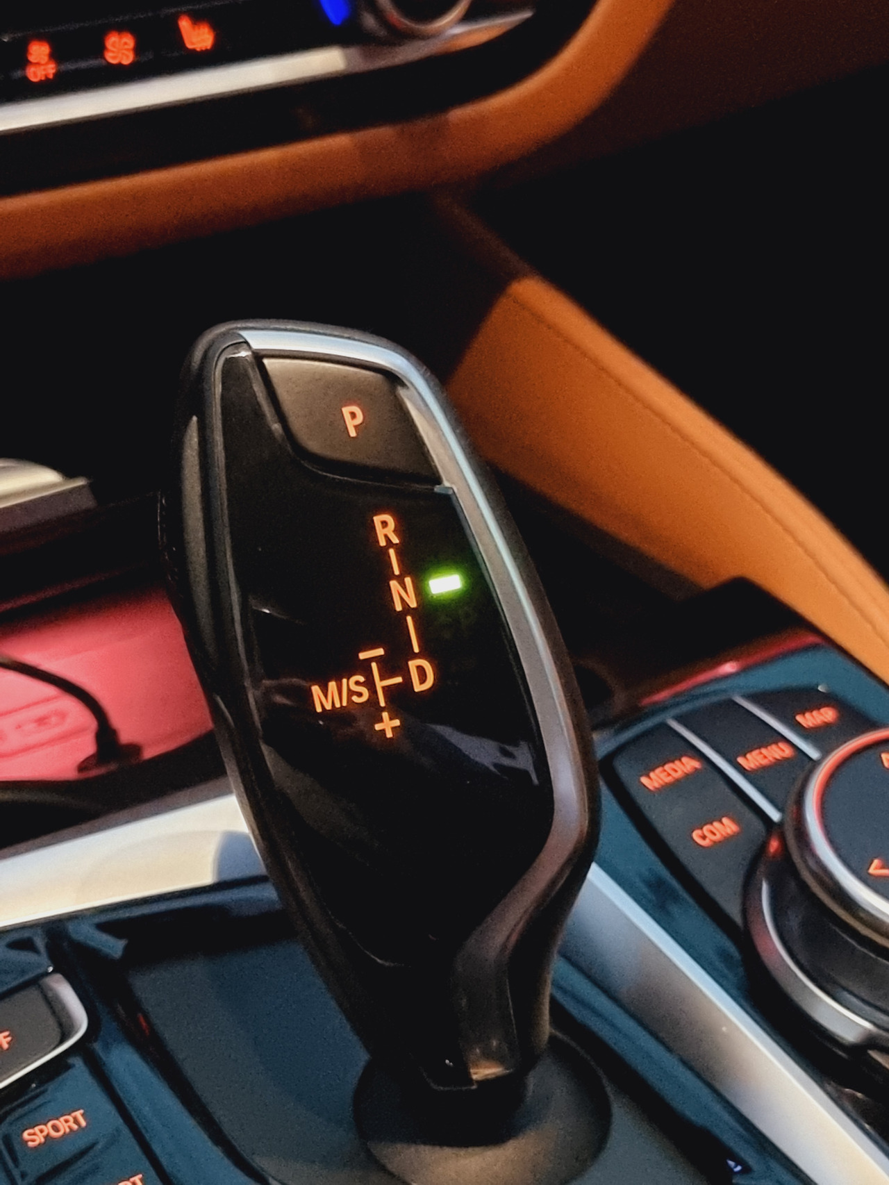 기어를 P에 놓게 되면 급가속 상황에서 핸들마저 잠겨버리는 최악의 상황이 발생하기 때문에 기어를 N으로 놓아 차량 동력을 차단시켜야 한다.jpg