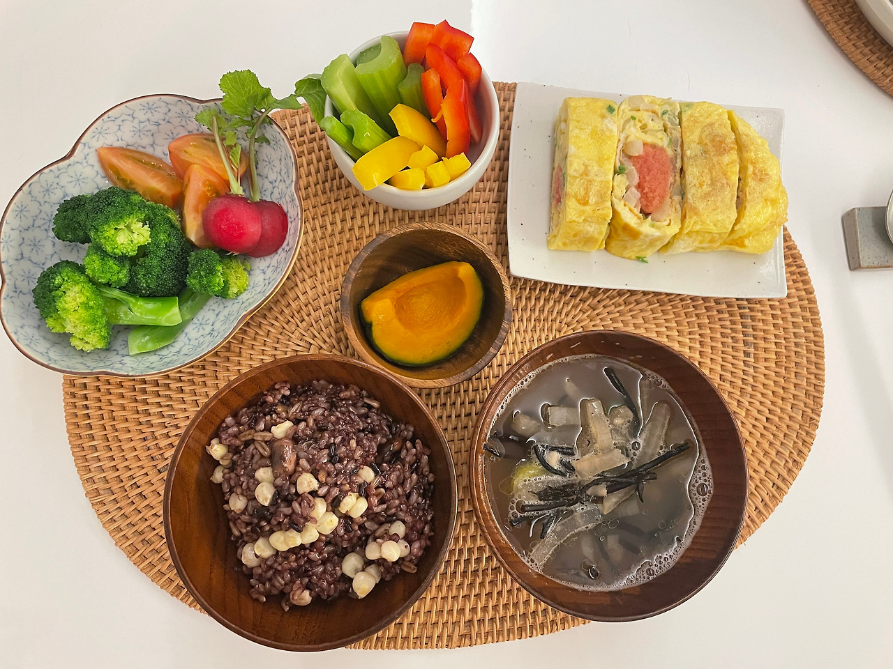 봄을 기다리는 마음으로 차린 밥상