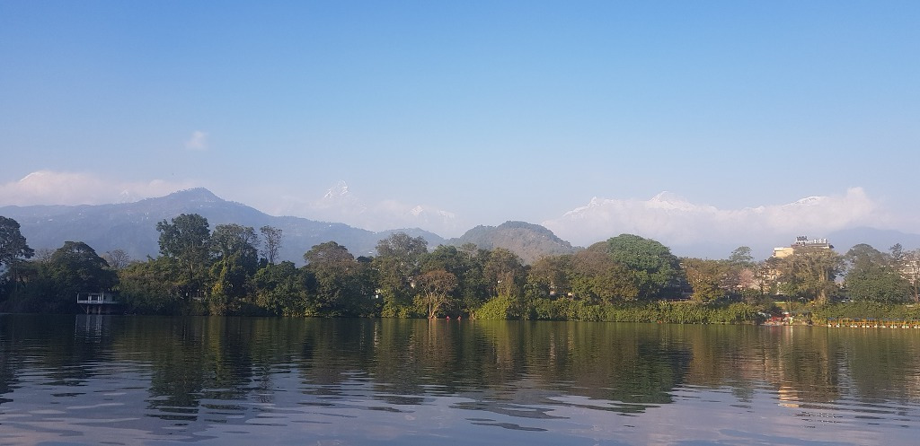 만년설과 페와호수.jpg