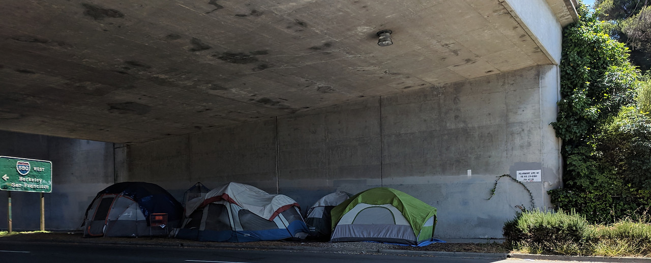 Homeless_encampment_near_I-580_onramp_in_Oakland.jpg