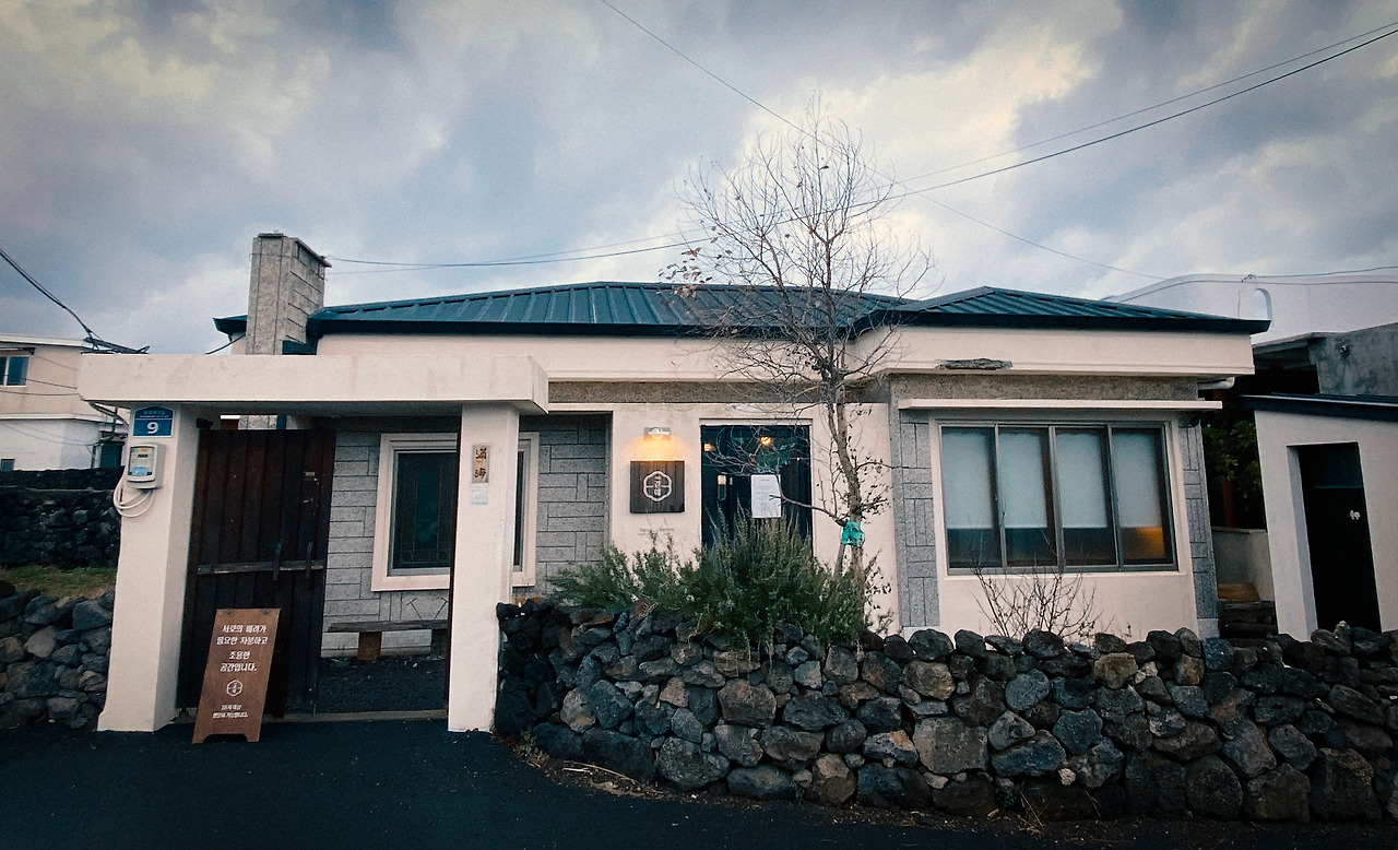 동복리 카페 곁에.jpg