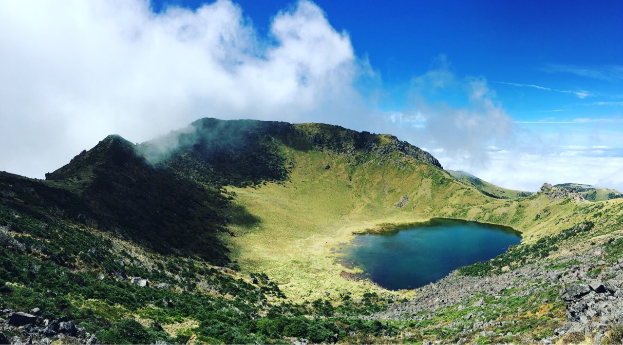 큰비가 온 후 백록담.jpg